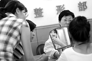 “学生一族”暑期整形忙