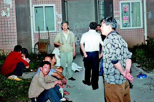 吸毒男子引燃汽油烧伤母亲烧死自己
