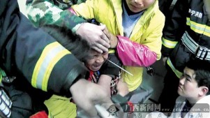 女孩不慎将铁条插进脸部 医生消防接力救援
