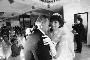 残疾丈夫结婚20周年为妻首披婚纱