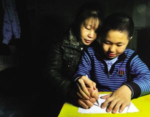 11岁男孩患病无法行走 趴在父母背上上学