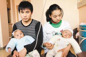 双胞胎患病严重缺乏免疫力 一点尿渍能致其受伤