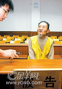 84岁贼爷爷偷窃被判一年称蹲监狱比要饭强