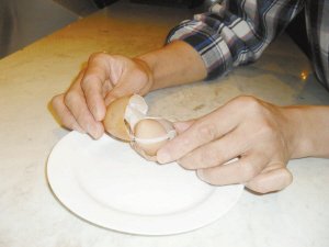 长春一厨师发现“蛋中蛋” 存冰箱不舍扔掉