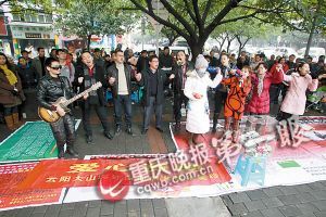 歌手街头义唱为患白血病女子募捐
