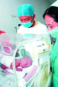 长沙拯救国内出生体重最低500克婴儿