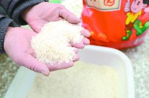 白米煮出红饭 米店老板称米可能被泡过后再晒干