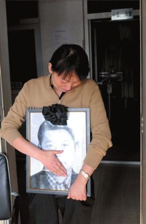 老人私人诊所输液后猝死 家属抬花圈静坐索赔