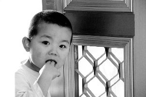 5岁男孩洗衣喂饭照顾重病卧床妈妈