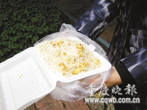 女子逼不懂厨艺老公做饭秀恩爱 食用后住院