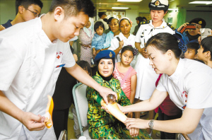 为文莱女军官拔罐
