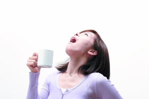 盐水漱喉缓解感冒症状 “漱口帮”吸引大批信众