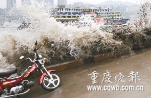重庆水域冒泡掀2米巨浪 疑为沼气爆发