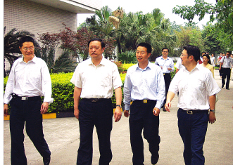 卫生部副部长王国强到四川新荷花考察