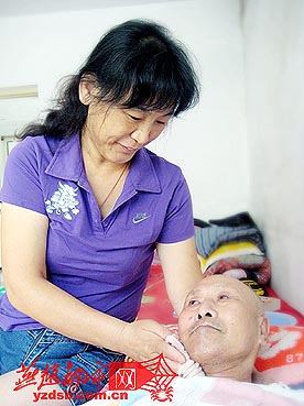 孝女卖掉新房照顾患病养父母