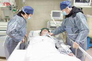 付学朋用上爱心呼吸机
