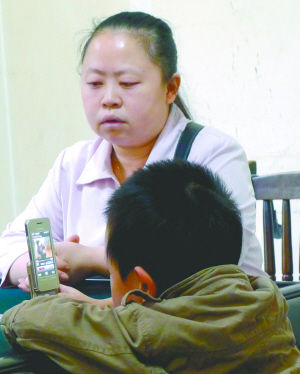 母亲茶馆中打麻将 自闭症儿子无人看管离家出走