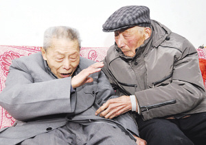 101岁外甥向99岁舅舅拜年年少时为玩伴