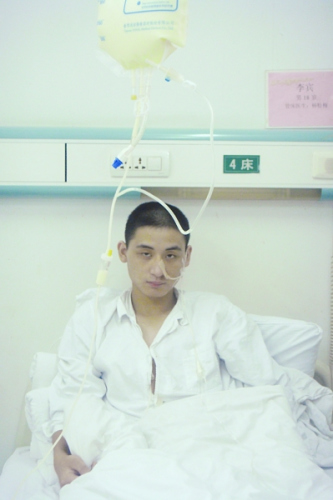 男子患肠坏死已50多天未进食 父亲切肠救子