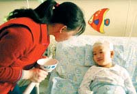 医生称绝症盲女看升旗希望渺茫图