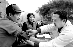 返乡大学生当村医