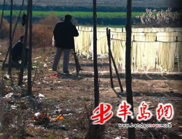 青岛：发霉地瓜面当原料垃圾场旁晾晒 窝棚里大造“黑粉丝“