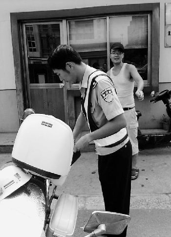 交警执勤堵医院阻孕妇检查称生孩子关我什么事