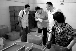 市民走进餐饮具消毒企业