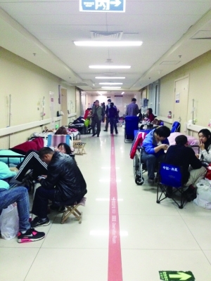 黑护工医院走廊内出租床位 一张床每天50元