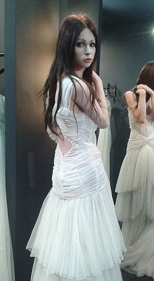 俄罗斯一婚礼上夫妇均穿婚纱 丈夫是阴阳人