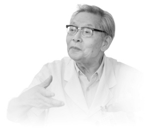 辛育龄无影灯下“不老松”