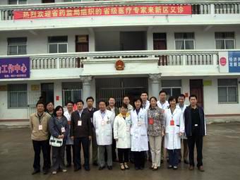 省局办公室、药品安全监管处党支部组织医疗专家到涟水县麻跺乡为广大农民举行义诊并进行饮食用药安全咨询活动