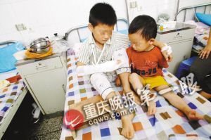 两龄童患多动症情绪失控 喝不到水持刀砍伤哥哥