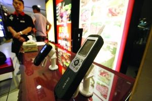 酒店摆酒精测试仪供食客饭后使用