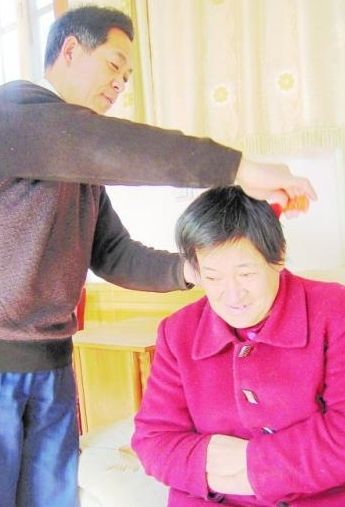 教师不离不弃照顾患脑垂体瘤失忆妻子20年