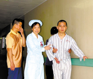 小伙摔伤成植物人 沉睡4个月后苏醒