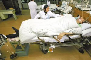 2.08米男子心跳停止 医院担架被卡在楼梯