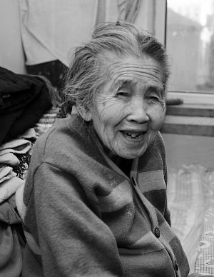84岁老人照顾患精神病儿子53年