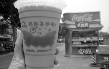 探访街头冰镇奶茶：1分钟冲1杯20元奶茶粉可做千杯