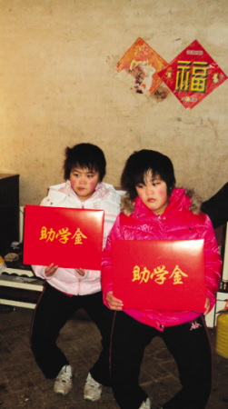 姐妹同患“罗圈腿” 渴望像正常人一样站立行走