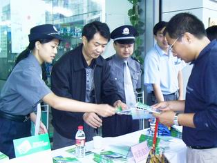组织开展“服务基层、送法上门”活动南京市药监局深入宣传贯彻《药品管理法实施条例》