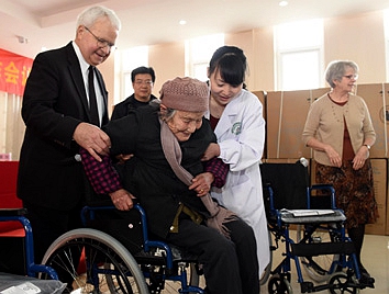 给老人捐轮椅