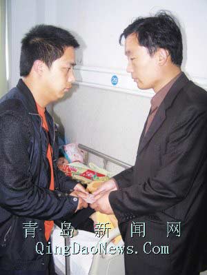 男子放弃治疗自己孩子将余钱捐给病友