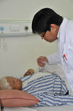 “风吹草动”也发病 文莱华侨万里来就医