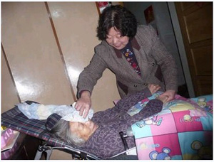 儿媳照料瘫痪婆婆32年喂饭擦身亲如母女
