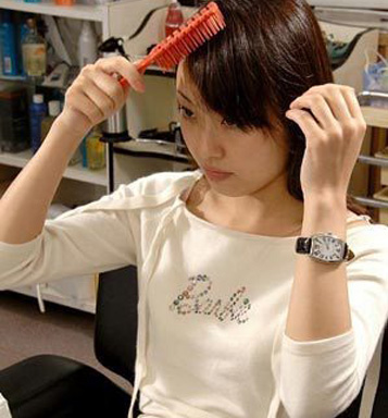 实拍美女美容院刮毛全过程