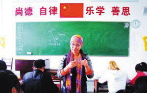 女老师患病剪光头发 扎头巾坚持上课