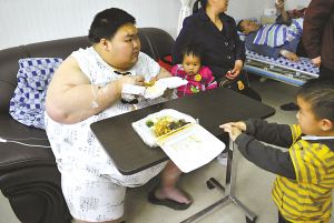 亚洲第一胖男子梁用已能下地活动 胃口大开