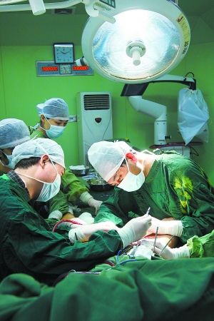医生患重病坚持给病人做完手术后昏迷