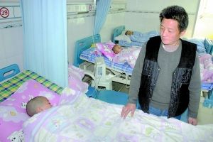 父亲因女长虱子抹农药驱虫致全家中毒 用味精解毒